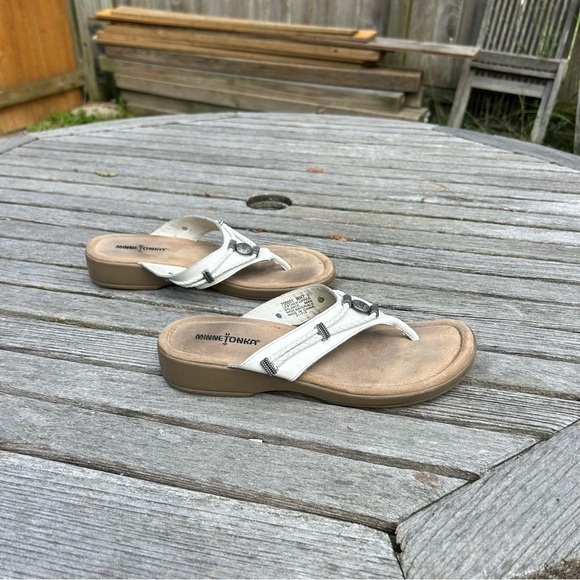 Minnetonka Women's Silverthorne Thong Sandal white‎ size 9 - Picture 1 of 10